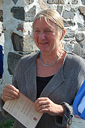 Elokuu 2009. Ulla Raholan hymy on herkässä: Tyrvään Pyhän Olavin pitkä jälleenrakennusvaihe on ohi ja kirkko taas valmis otettavaksi käyttöön. Kuva Meri Öhman.