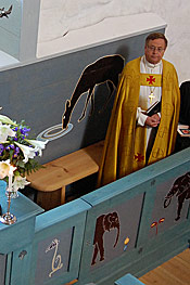 Jumalanpalveluksessa saarnaava arkkipiispa Jukka Paarma oli mukana myös Pyhän Olavin käyttöönottomessussa elokuussa 2009. Kuva Meri Öhman.