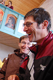 Pastori Andreas Hoffmann Frankfurtista tunnustautuu Osmo Rauhalan taiteen ihailijaksi. Kuva Meri Öhman.