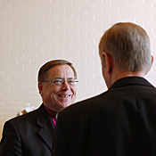 Arkkipiispa Jukka Paarma vieraili vuoden sis&auml;ll&auml; jo toistamiseen Sastamalassa. Edellinen k&auml;ynti liittyi Tyrv&auml;&auml;n Pyh&auml;n Olavin kirkon avajaisjuhlaan viime elokuussa.