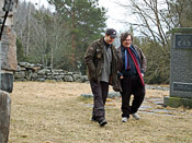 Kuutti Lavonen (oik.) ja Osmo Rauhala kävivät pääsiäisen jälkeen työmaallaan Kallialassa. Kuva Pirjo Silveri.