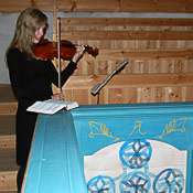 Venla Hyttinen esitti messussa viulumusiikkia. Kuva Pirjo Silveri.