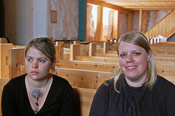 Johanna Sternberg (oik.) ja Aino Öhman työskentelevät syksyn ajan kirkon oppaina. Kuva Pirjo Silveri.