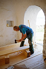 Kalevi Saari veist&auml;m&auml;ss&auml; asehuoneen lattiaa. Kuva Ulla Rahola.