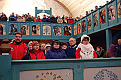 Tuomaankirkkoon joulun alla 2009 kokoontunut kirkkokansa tietää, että talviseen jumalanpalvelukseen kannattaa pukeutua lämpimästi.