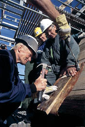 Väinö Paunuvuori löi ensimmäisen paanun kattoon heinäkuussa 2000.