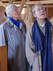 Maija Kairamo ja Juha Leiviskä kuuluivat jälleenrakennusvuosina sisätilatyöryhmään. Jo aiemmin mukana olleet asiantuntijat haluttiin keväällä 2008 kutsua myös luonnostyöryhmän kokoukseen.