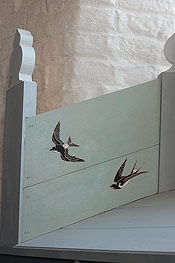 Osmo Rauhalan pääskyset lentävät Pyhän Olavin alttarilla. Kuva Pirjo Silveri.
