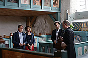 Tasavallan presidentti Sauli Niinistö ja rouva Jenni Haukio saivat kirkolla oppaikseen taiteilija Osmo Rauhalan sekä kirkkoherra Osmo Ojansivun.