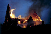 Kirkon sisätilat ja kattorakenteet tuhoutuivat palossa täysin.