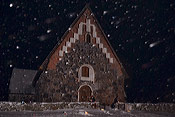 Tuomaankirkkoon on taivallettu milloin kuulaassa talviaamussa, milloin reippaassa lumipyryssä. Kuva Ari Paavilainen.